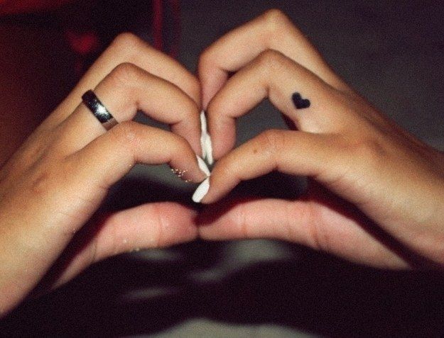 No meio do dedo, a tatuagem fica muito discreta (Foto: Reprodução)